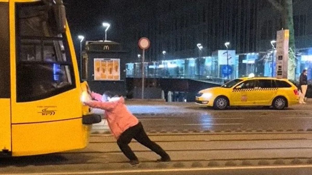 Már az európai sajtó is felkapta a körúti villamossal harcoló férfi történetét
