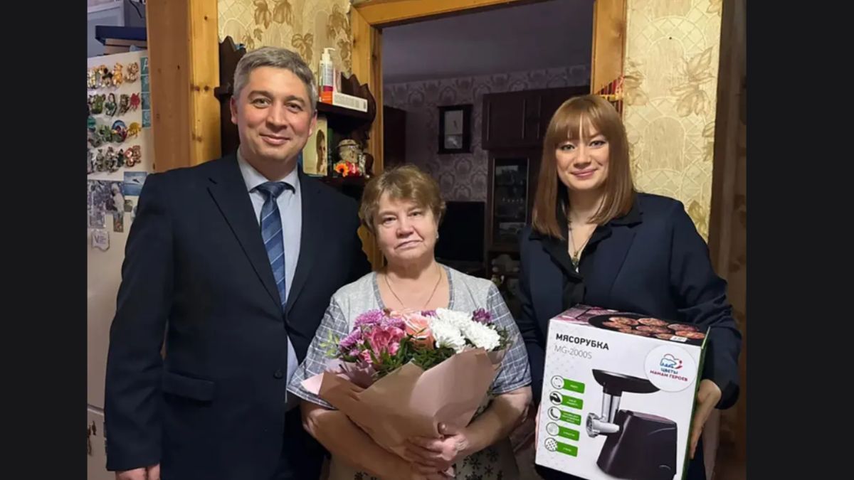 Elképesztő: elküldték az oroszok a fiaikat meghalni a „húsdarálóba”, a gyászoló anyukák most húsdarálót kaptak nőnapra