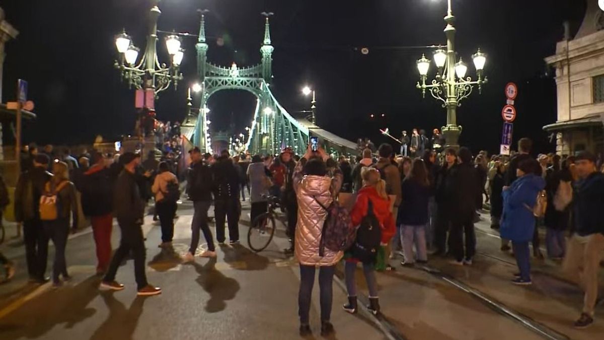 A tüntetők átvonultak a Szabadság hídhoz és lezárták
