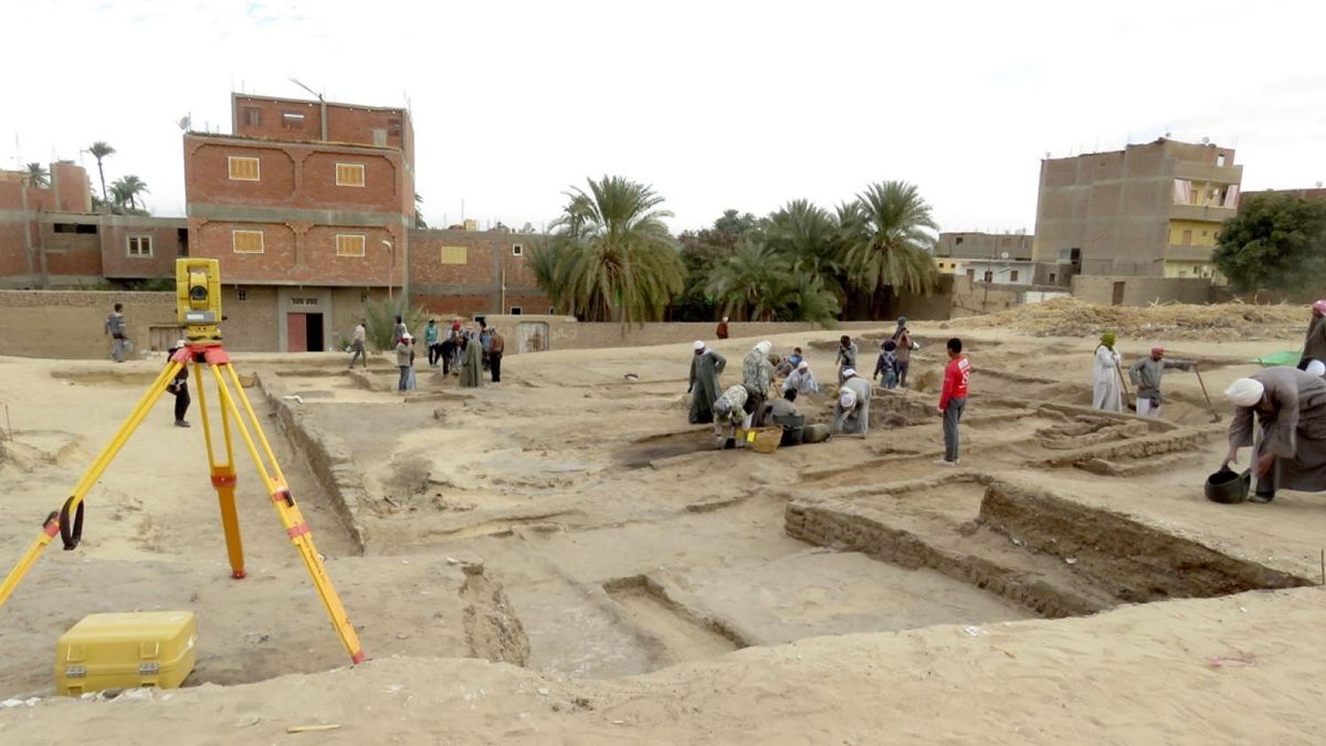 Óriási felfedezés: ismeretlen fáraó sírjára bukkantak Egyiptomban