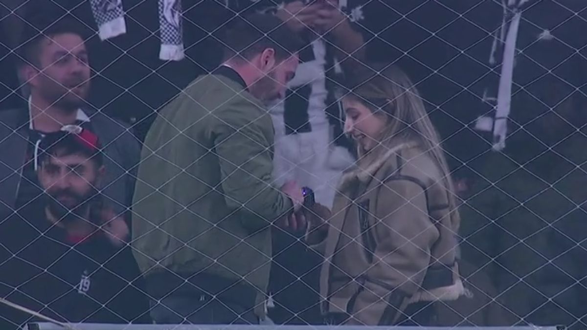 Ilyet ritkán látni: a B-középben kérte meg barátnője kezét a fanatikus fociszurkoló (VIDEÓ)