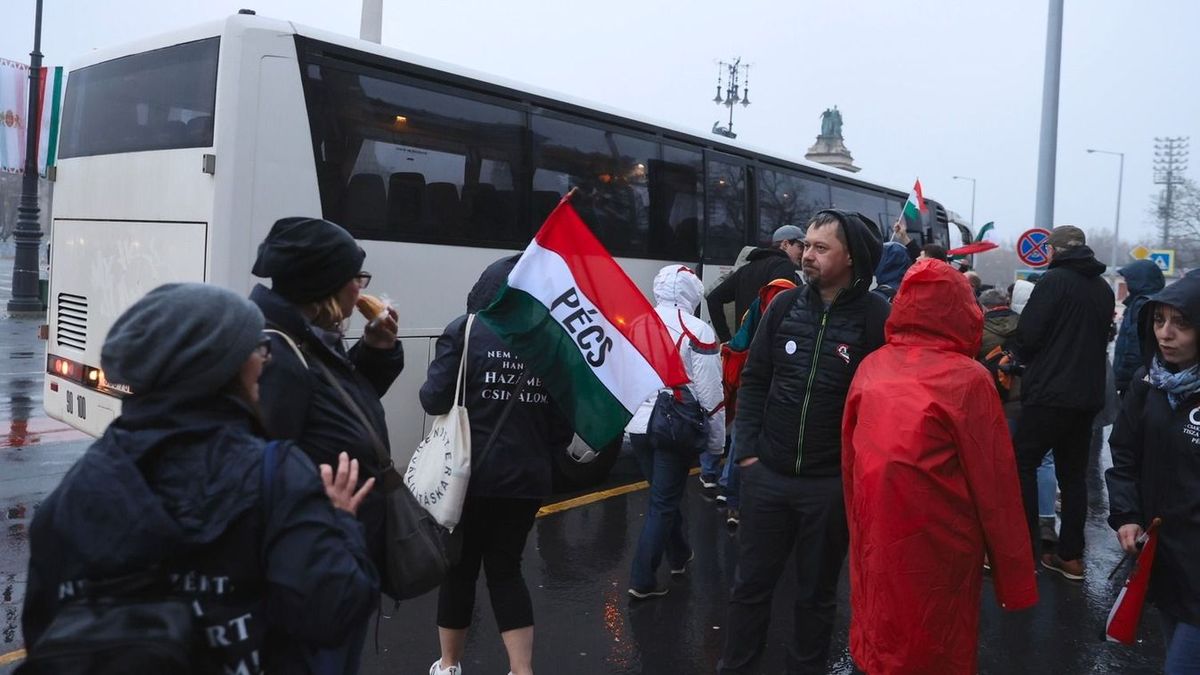 Sajtóhír: buszoztathatták az embereket a TISZA március 15-ei rendezvényére