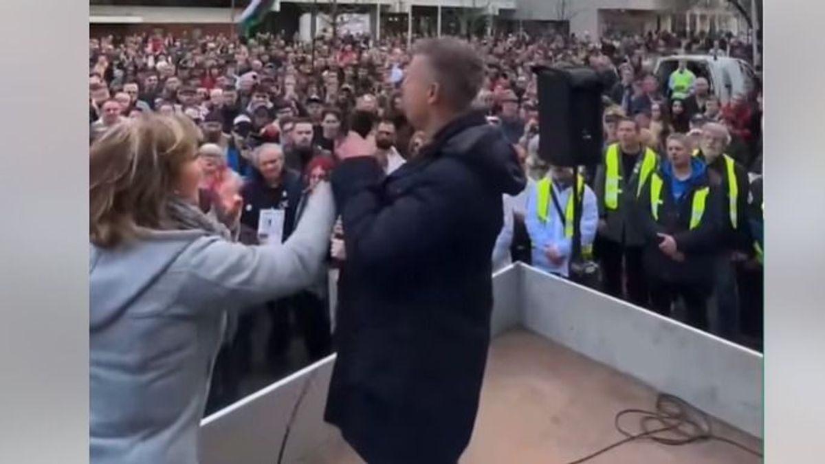 Már a színpadon sem titkolja agresszív stílusát Magyar Péter, ezúttal Rost Andrea volt az áldozat (VIDEÓ)