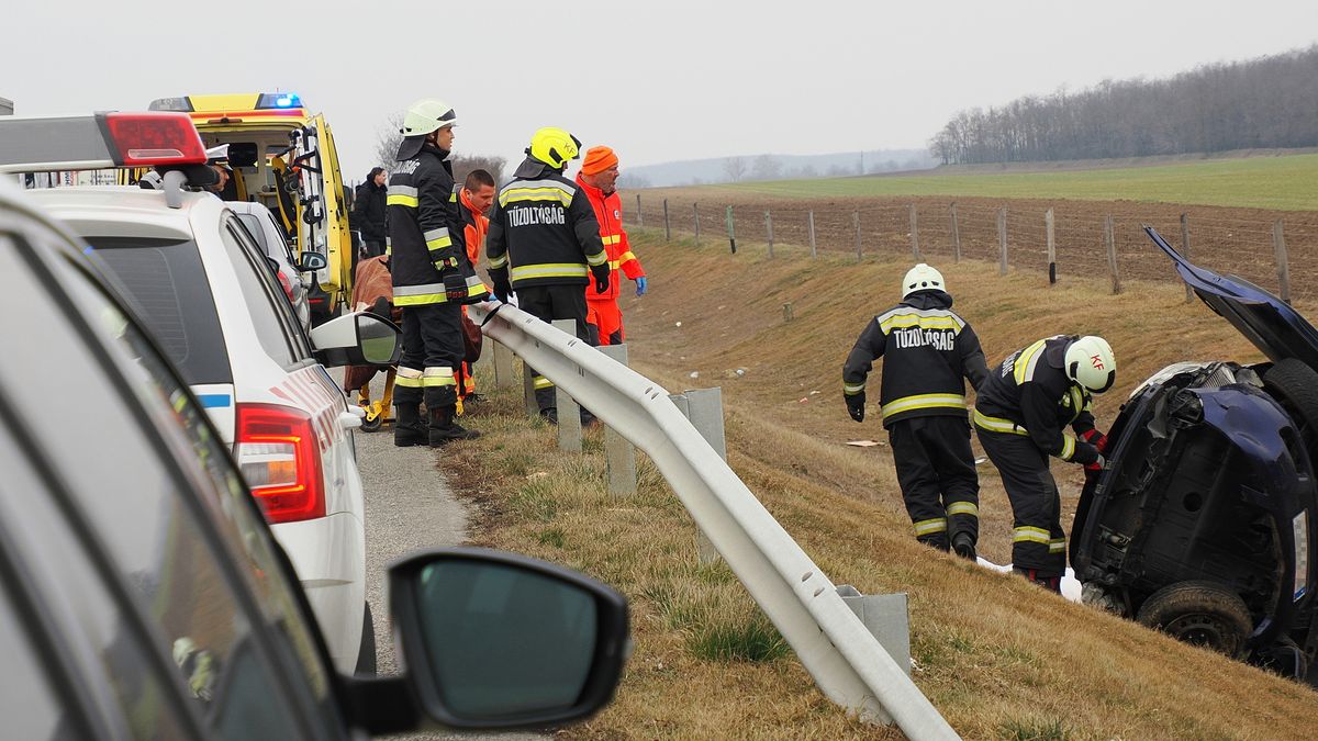 Baleset miatt hatalmas a torlódás a hárosi Duna-hídnál