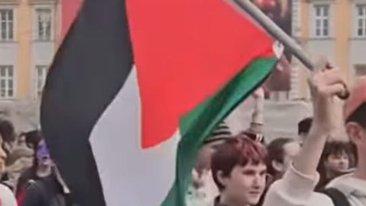 Videón, ahogy antifák és anarchisták palesztin és Pride zászlókkal vonulnak Budapesten