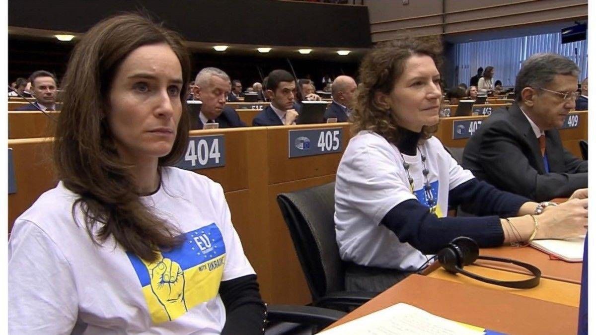 Magyar Péter képviselői ukrán zászlós pólóban pózolnak, de kiakadt egy Bohár Dániel által róla készített mémen