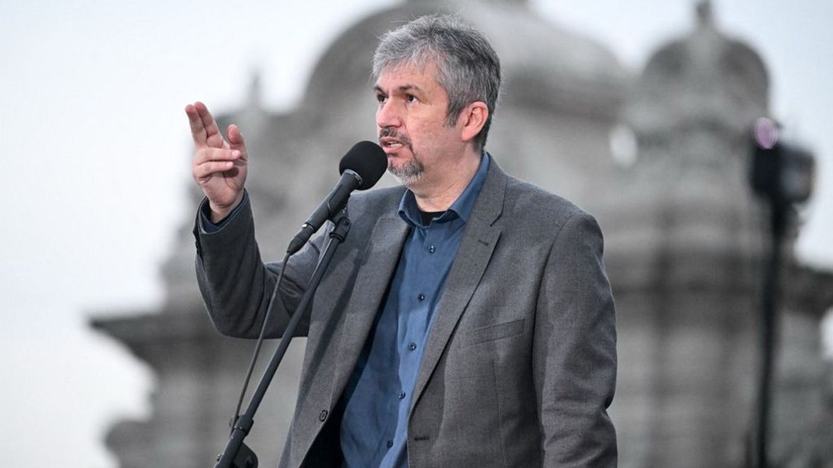 Hadházy szerint az influenszertüntetés „tüncike” volt, az ő párszáz fős hídfoglalása viszont valódi tüntetés