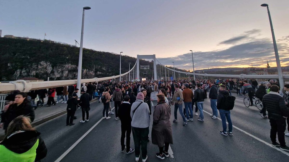 Ilyen a Pride-párti tüntetés: lehal Hadházyék miatt Budapest közlekedése, közben a résztvevők arra panaszkodnak, hogy kevesen vannak