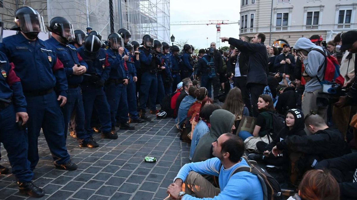 A 444-es Ács Dani ma azt mondta az MTVA előtt, hogy egy momentumos aktivistákból álló 40 fős TÖMEG (!) gyűlt össze