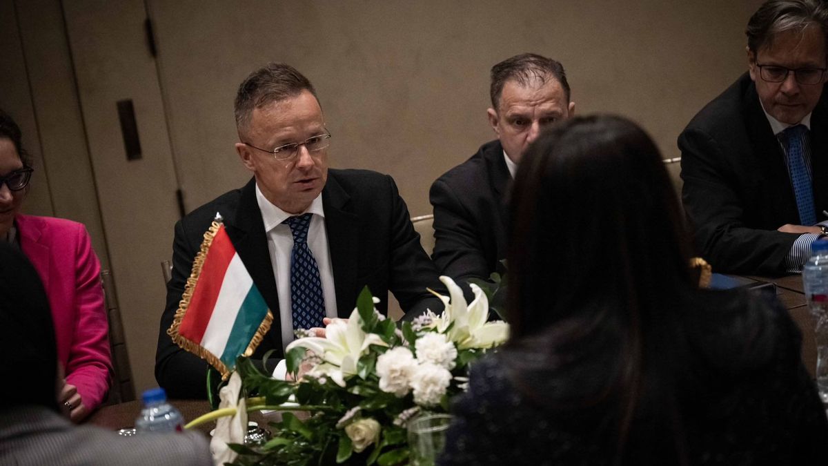 Óriási gazdasági sikerről számolt be Szijjártó: magyar cég építheti az Egyiptomot Európával összekötő optikai kábelt