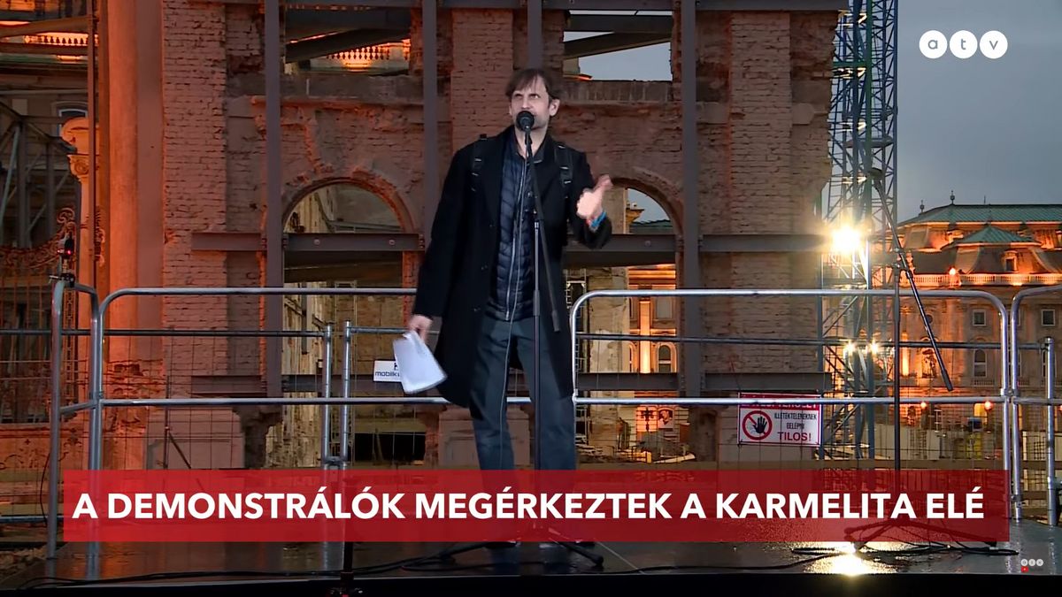 Nem mi mondjuk, a színpadon hangzott el: nem más az egész hídfoglalós Pride-párti tüntetés, mint egy fesztivál, egy szabadidős program