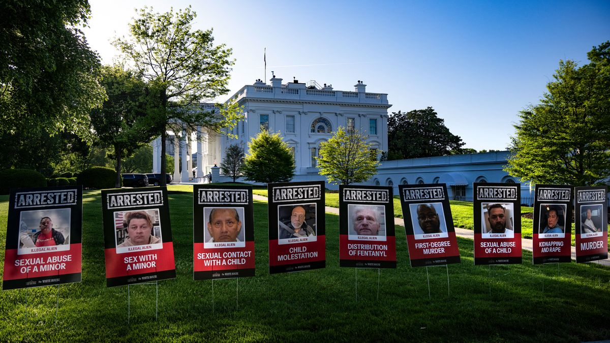 Trump nem viccel: arcképcsarnokot állított ki a Fehér Ház elé a legveszélyesebb bevándorlókból