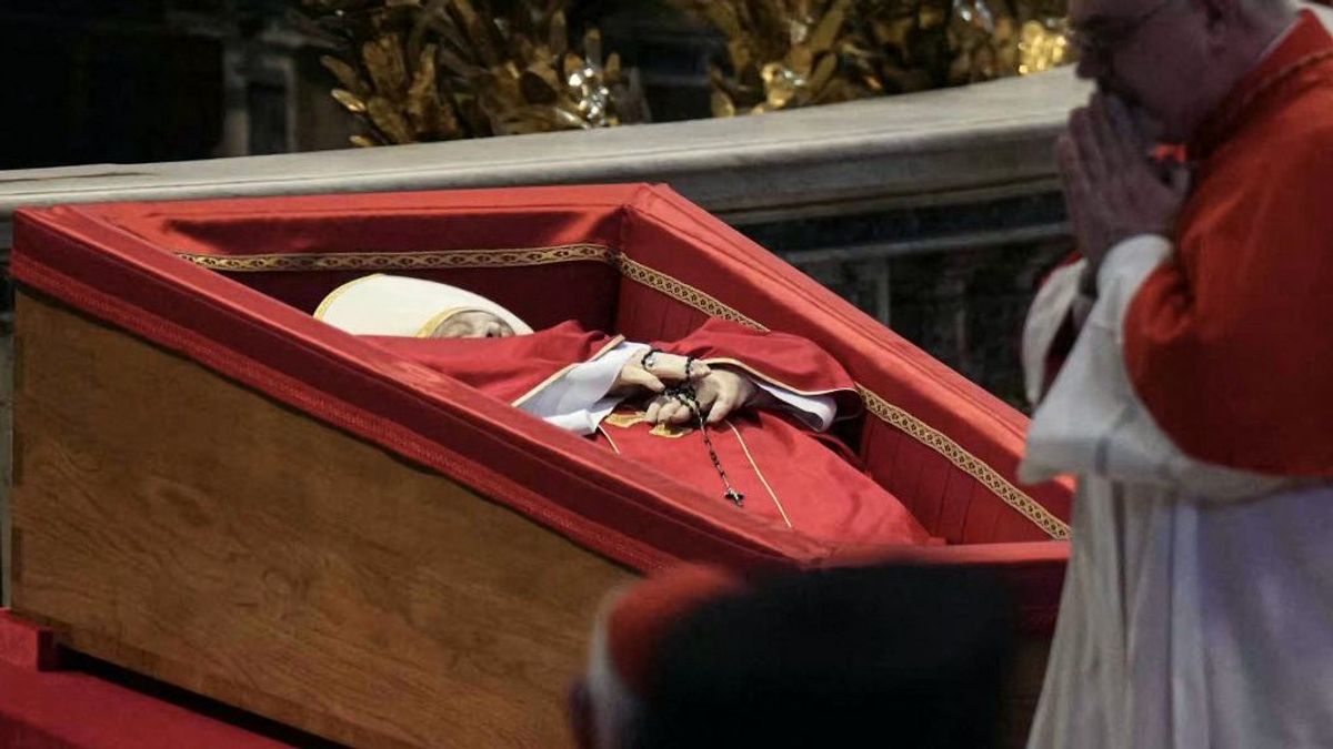 Elképesztő tömegek a Vatikánban: nyolc órát kell sorban állni a felravatalozott Ferenc pápához