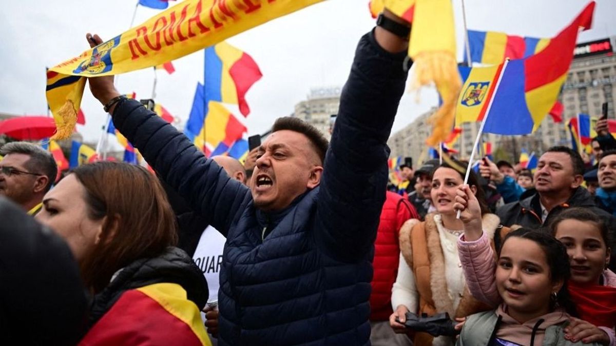 Baj van Romániában, mégpedig velünk, magyarokkal – roppant erősnek érzi magát minden George Simion-fióka