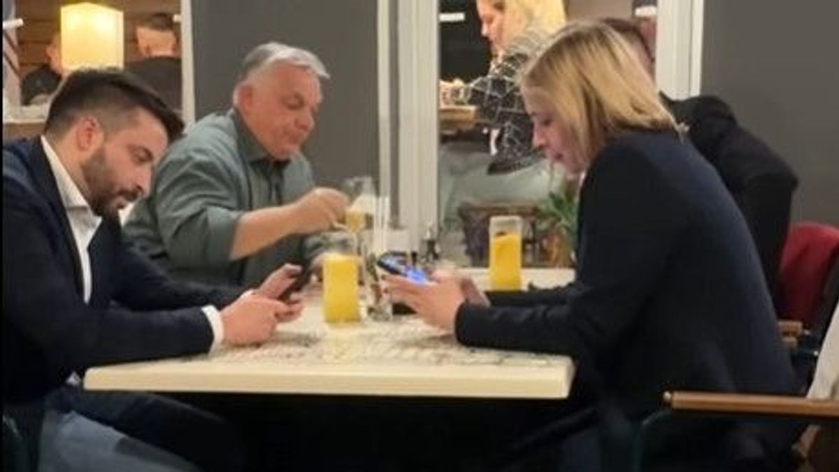 Orbán ciccentett egy jó sört az Ürömi Hüttében
