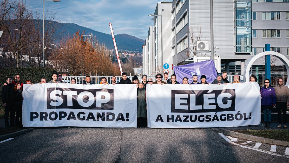 Nem akarnak leállni: újabb „blokádot” hozott össze a Momentum a közmédia épülete elé (VIDEÓ)