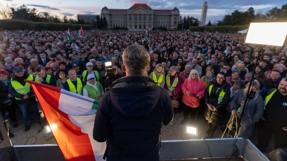 Így csalnak a fotókkal Magyar Péter rendezvényein – mutatjuk!