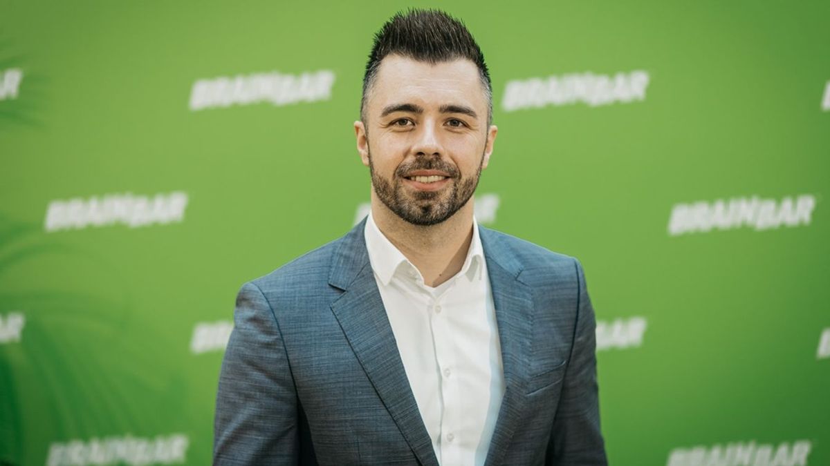 „Tudom, hogy a Péter agyhalottnak tart, de ne törekedj ennyire” – az egészségügyi államtitkár tette helyre a nagyotmondó tiszás Kulja Andrást