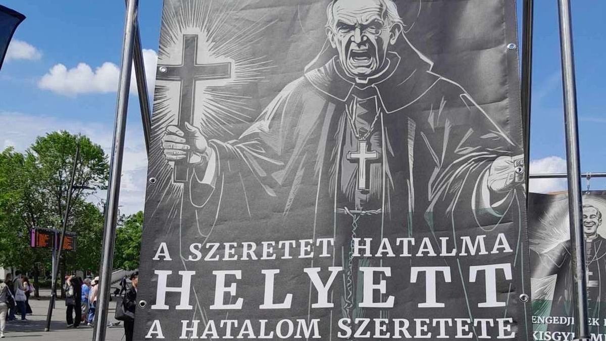 A legsötétebb diktatúrák, a náci és a kommunista idők plakátjai köszönnek vissza a Párbeszéd-Zöldek plakátjain