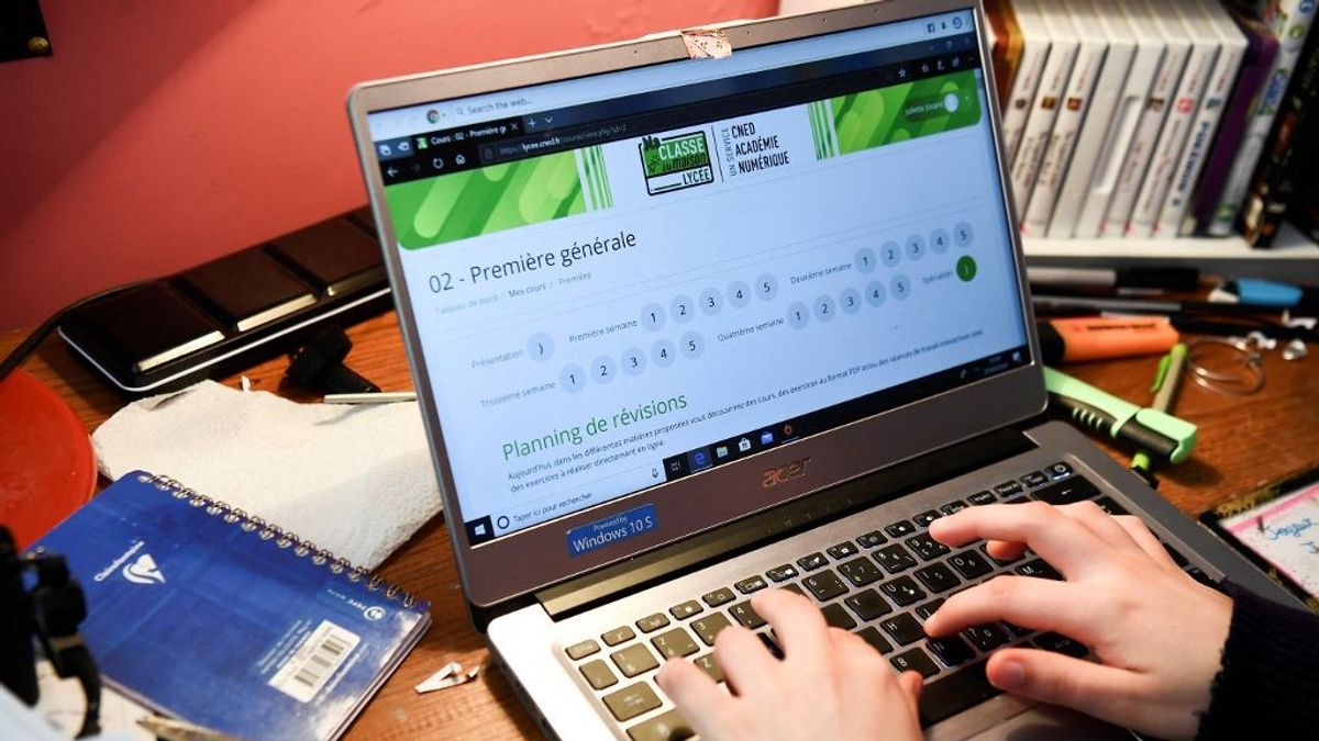 Az év szülője: eladta gyermeke iskolai laptopját pár tízezer forintért
