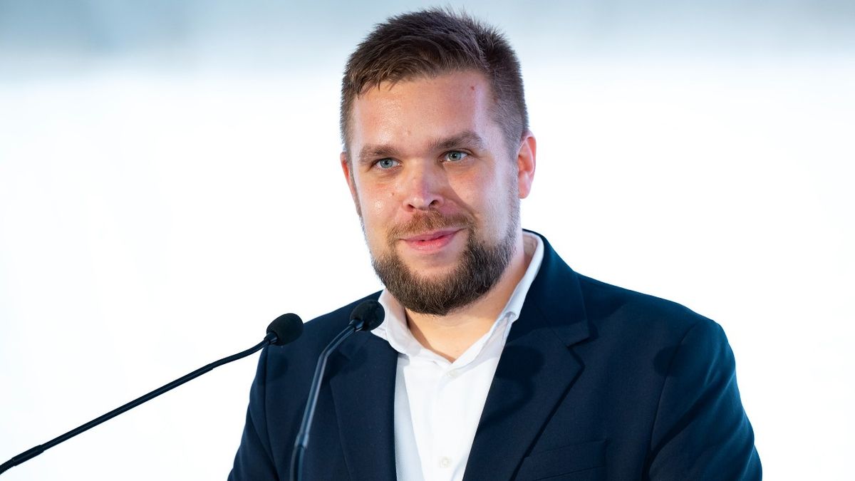 Elképesztő balhé Győrben: „megszűnt” megbízatás után tovább fizetik, pedig össze is különböztek
