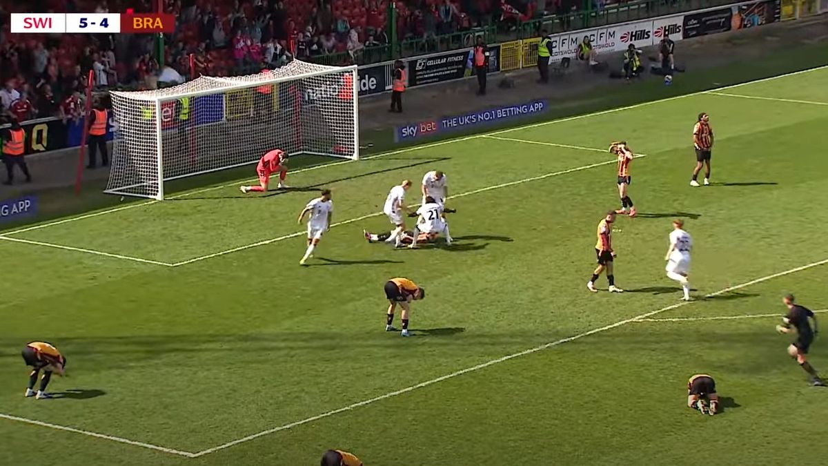 Sportszerűtlenség a köbön! Négy–négynél öngólt rúgott – az ellenfél játékosai az arcában ünnepeltek (VIDEÓ)
