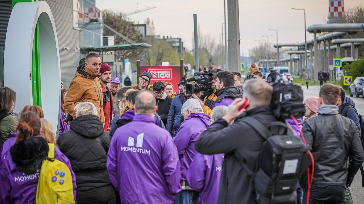 Túl messzire ment: a rendőrség előállította a Momentum egyik képviselőjét az utcai akció miatt