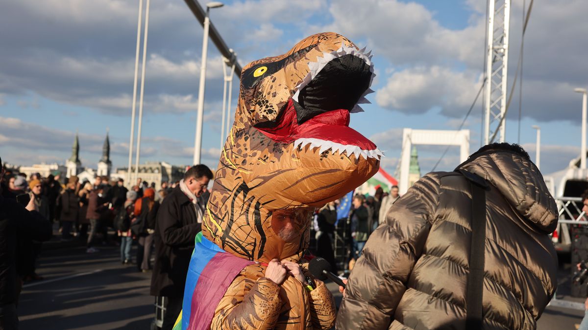 Ukrán zászló, fing és zebrarajz – képeken, miért áll a forgalom Budapesten (FOTÓK)
