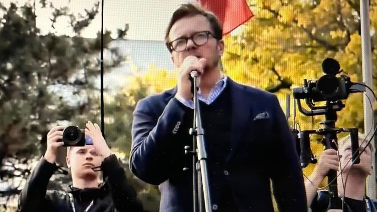 Nemrég még Magyar Péter tüntetésén szónokolt, ma már lejárató anyagot ír hazánkról a LIBE-küldöttség néppárti lengyel tagja