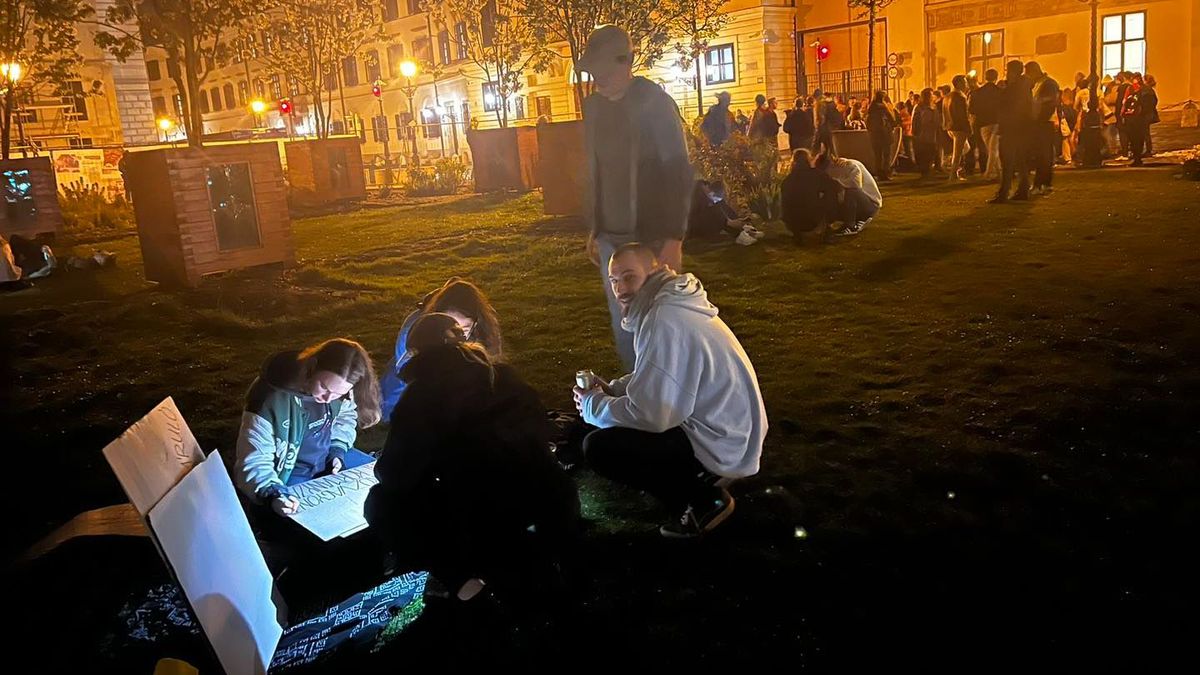 Hadházy nem adja fel: hajnalban a várban voltak, este visszamennek az Erzsébet-hídra