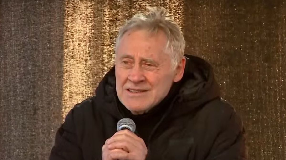 „Arról van szó, hogy a férfiak férfiak maradjanak és nők a nők” – Koltai Róbert találó verset szavalt el a Pride melletti tüntetésen