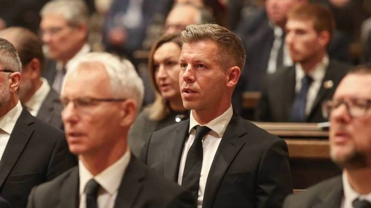Magyar Péter álszent színjátékával Ferenc pápa emlékét gyalázza meg