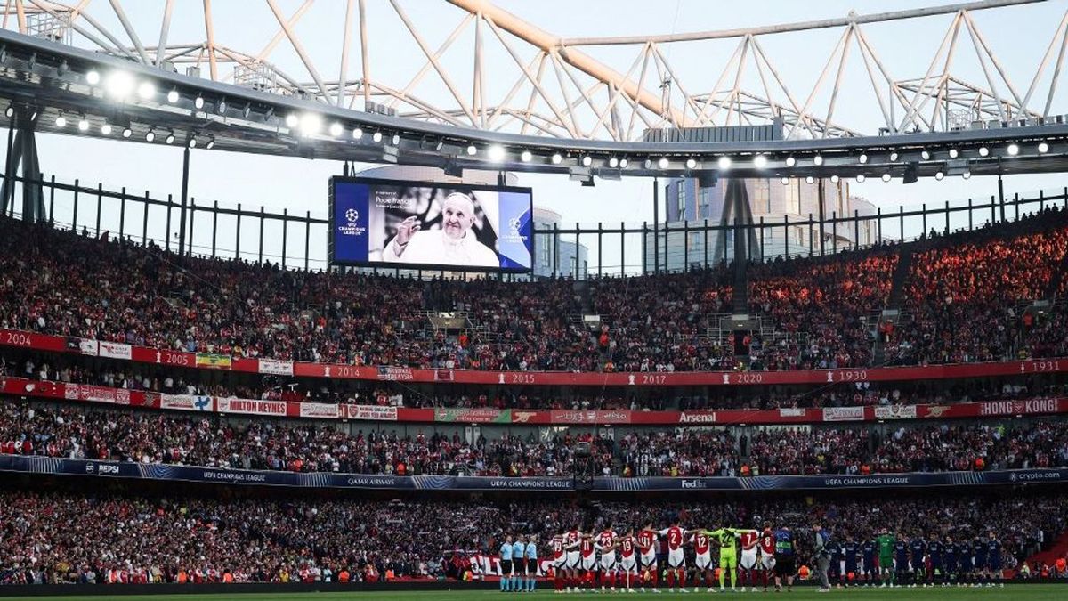 Botrányba fulladt Ferenc pápa gyászszünete az Arsenal–PSG BL-elődöntőn (VIDEÓ)