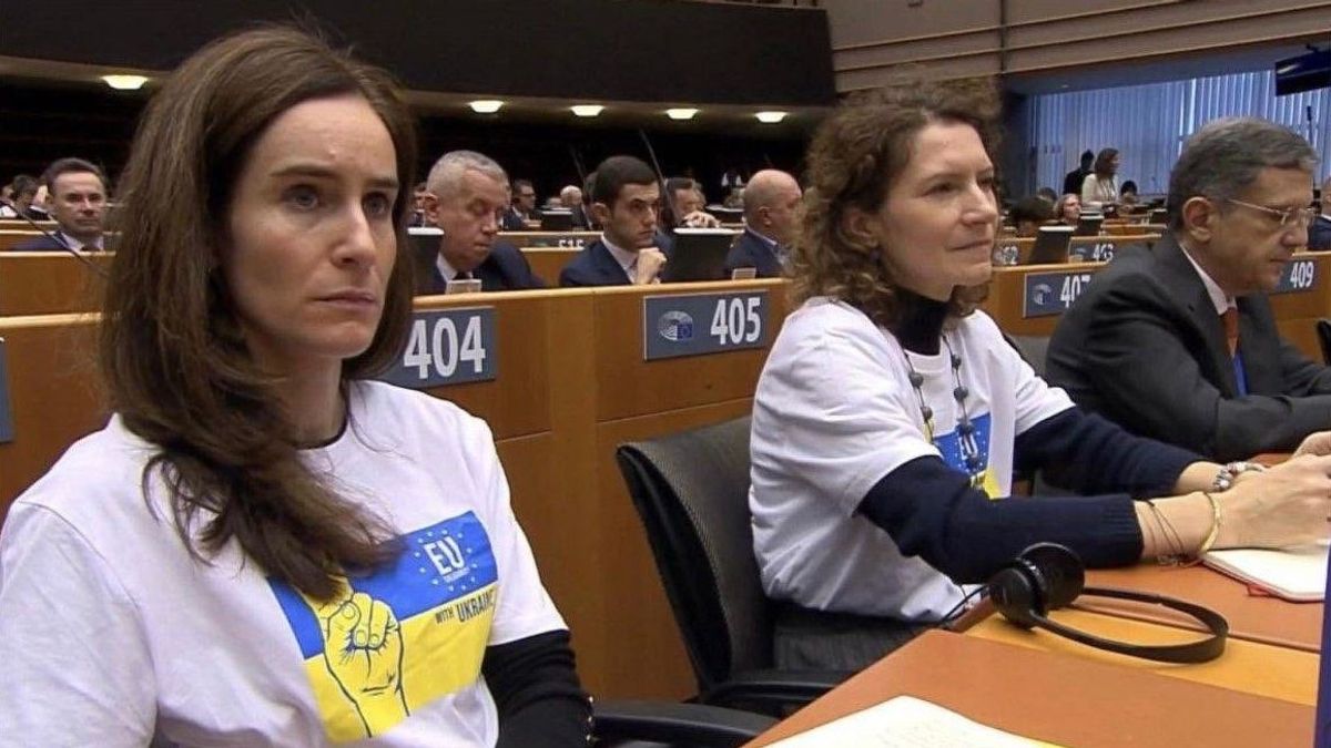Feltették a nagy kérdést Magyar Péternek: Mire a nagy felháborodás az ukrán zászlós mémen, ha egyszer az összes tiszás ukrán zászlóban feszített az EP-ben?