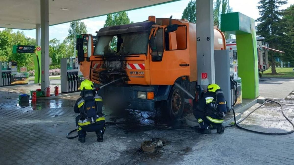 Forró pillanatok Balatonfüreden: a benzinkúton gyulladt ki az utcaseprő autó