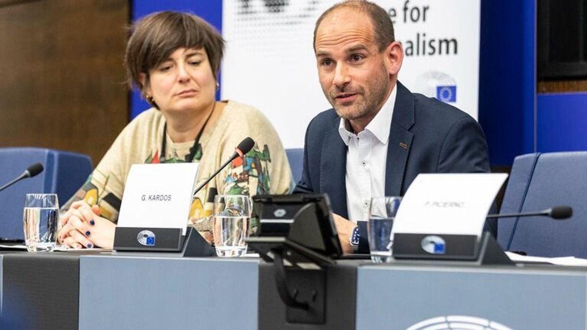 Csak pislogunk, akkora öndicséretbe kezdett a 444 első embere