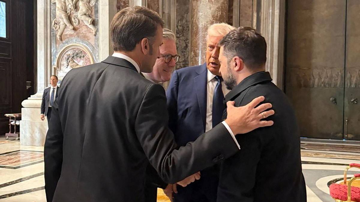 „Neked itt nincs hely!” – Trump megalázta Macront a pápa temetésén, hogy kettesben tárgyalhasson Zelenszkijjel