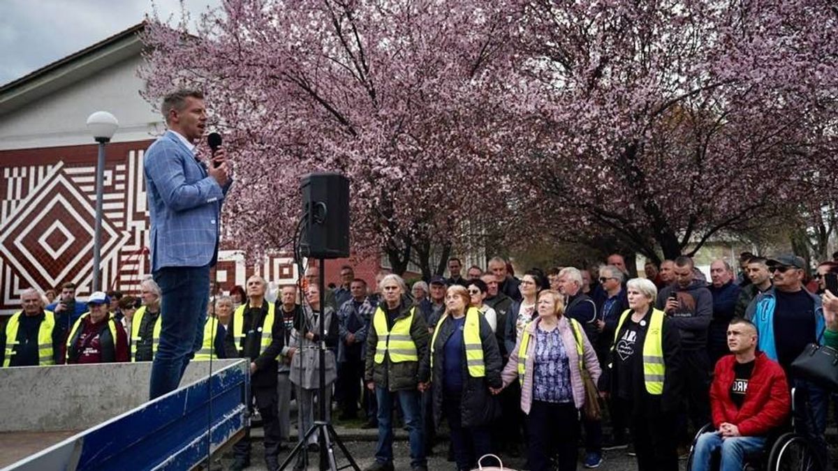 Minden idők legkínosabb videója az interneten: a Szózattal szerenádoztak Magyar Péternek, ő sem bírt magával