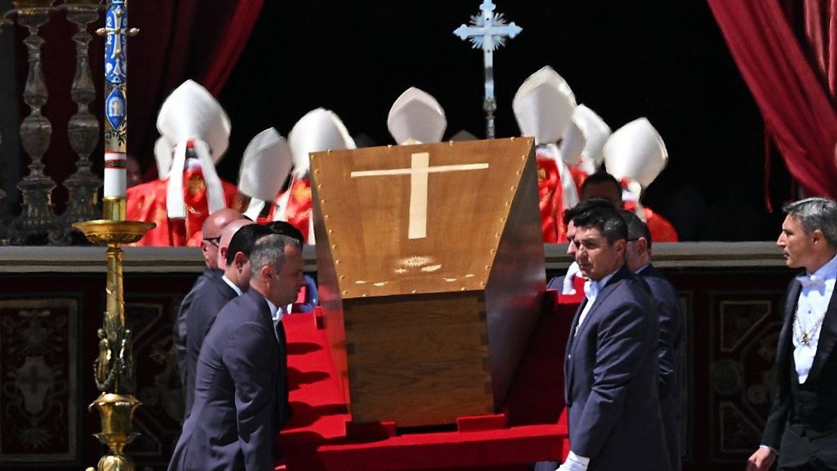 „Fennkölt és megható” – Ferenc pápa temetéséről jelentkezett kolléganőnk