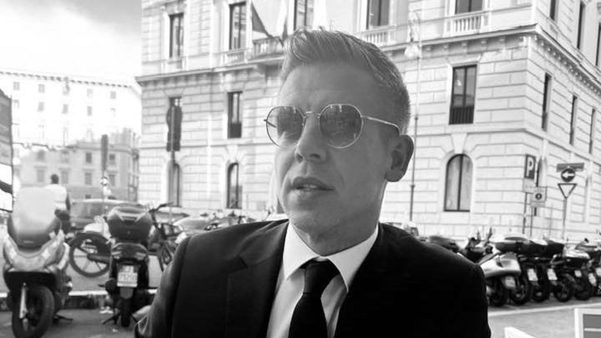 Aki a gyászszertartásra felvett fekete öltönyt is magamutogatásra használja fel, az egy hamis, álszent, önimádó bohóc