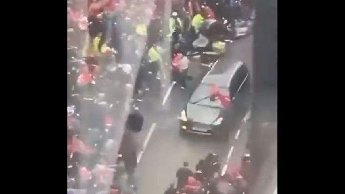 Breaking! Brutális videón, ahogy egy autó a Szoboszlaiékat ünneplő tömegbe hajt Liverpoolban