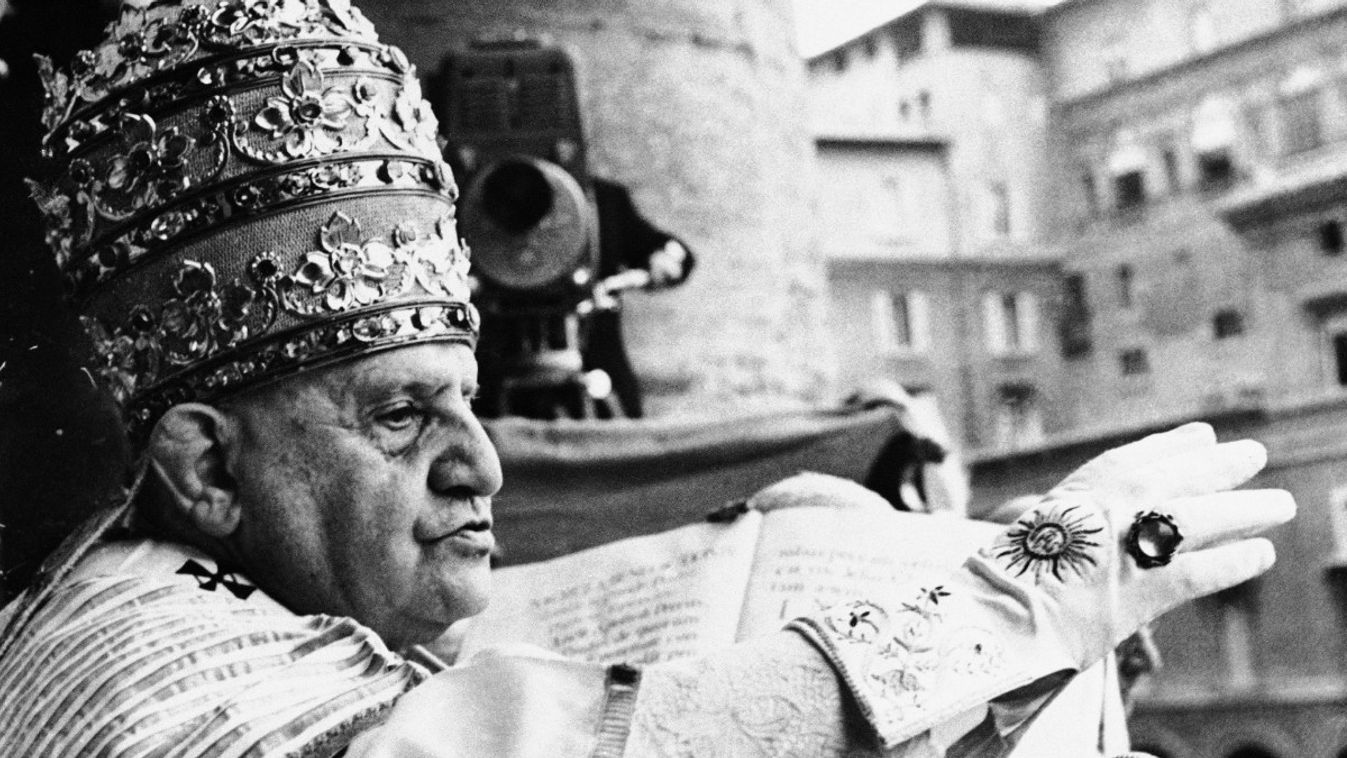 XXIII. János pápa áldást ad a pápai tiarával a fején, 1958