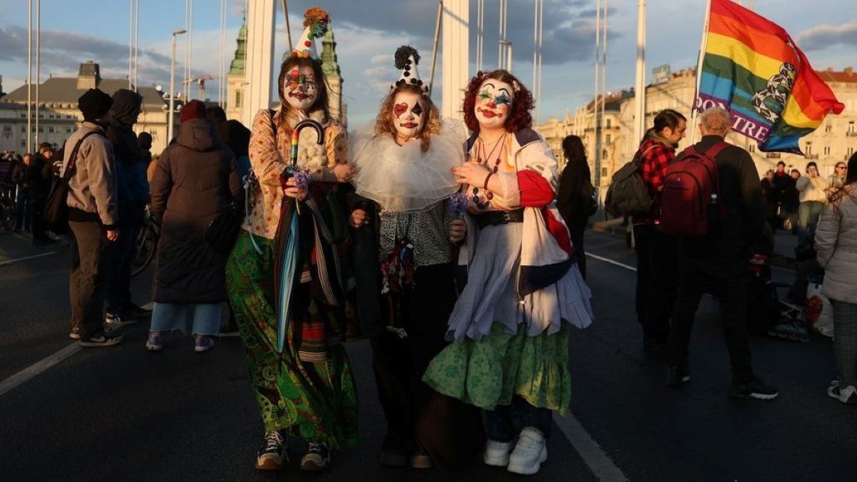 Fellélegezhetnek az autósok: kifogyott a szufla Hadházyék Pride melletti tüntetéséből