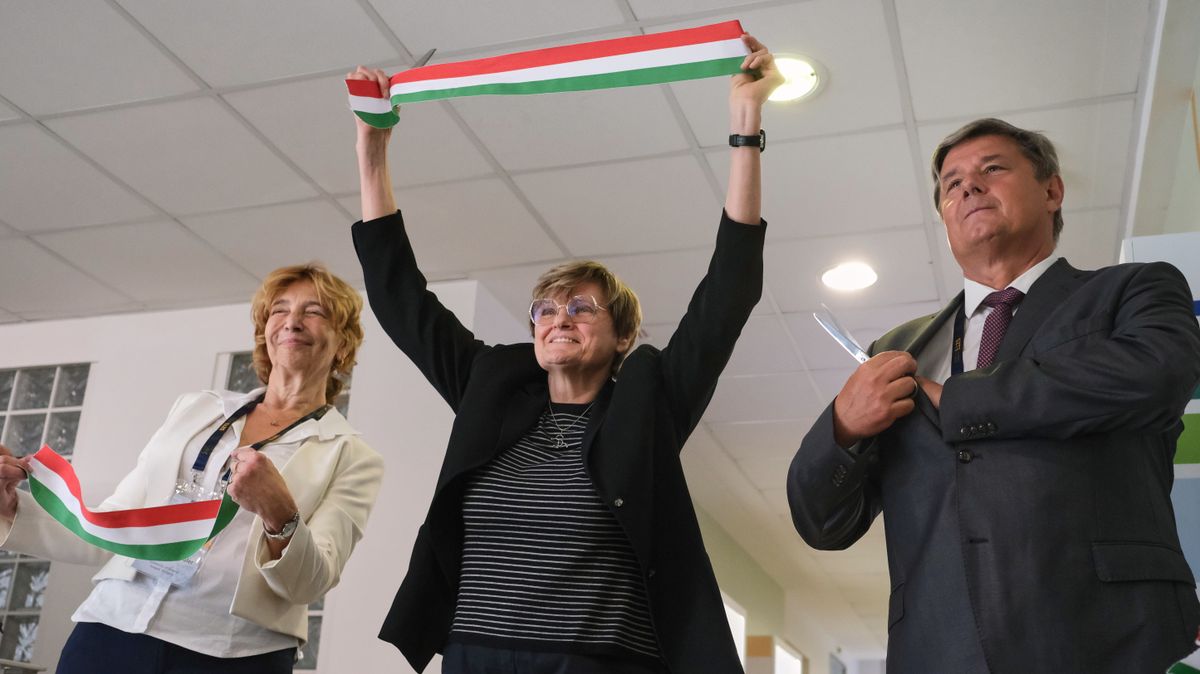 Karikó Katalin is a zsebébe nyúlt – a Nobel-díjas biokémikus támogatásával nyitott új kutatóközpontot a Szegedi Tudományegyetem