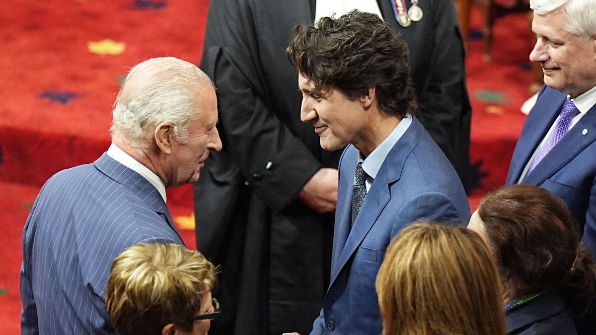 Ilyenre még nem volt példa: Justin Trudeau edzőcipőben várta III. Károlyt (FOTÓ)