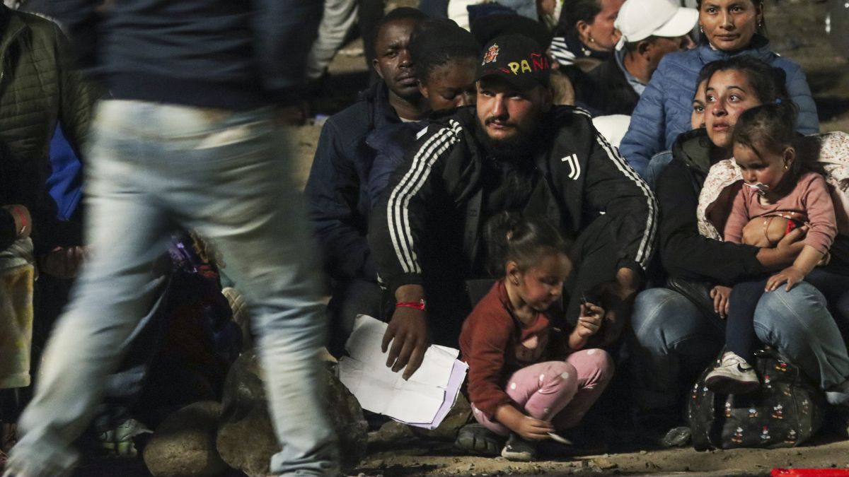 Migrants along border as Title 42 Goes in effect