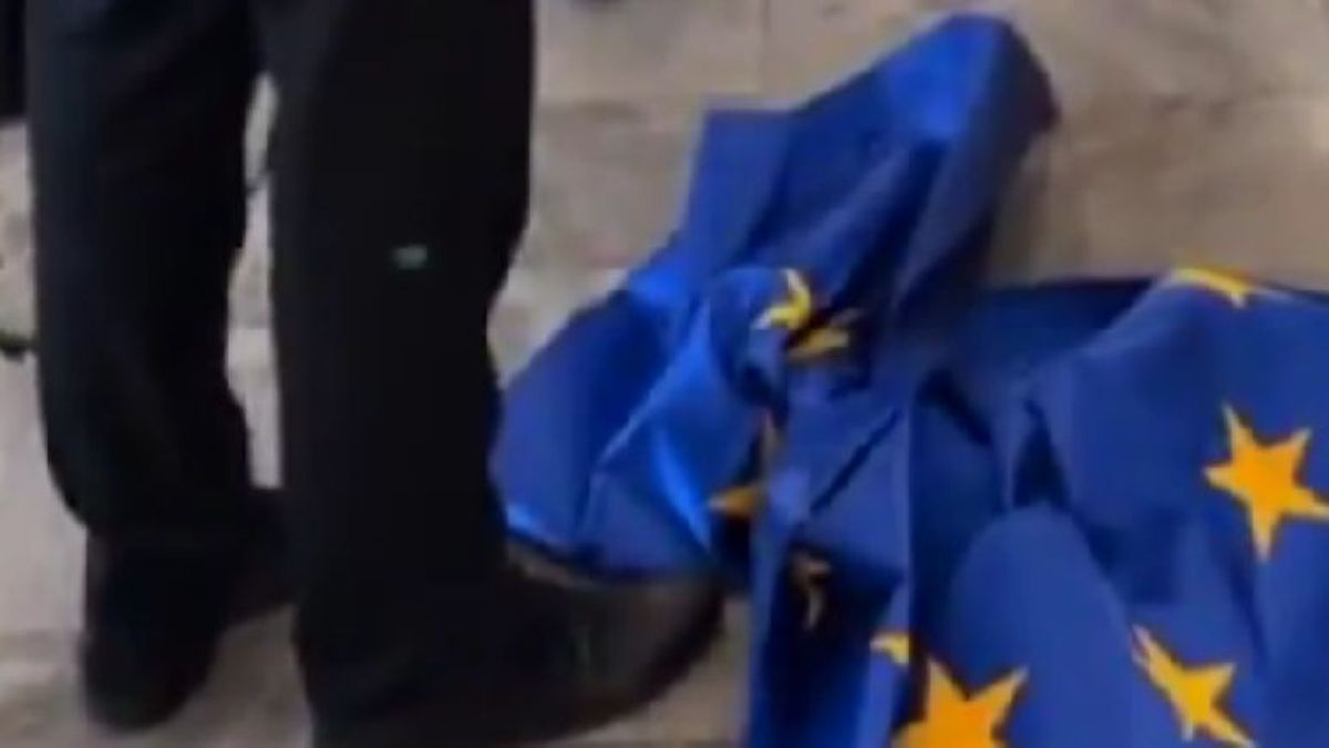 Elszabadult egy lengyel politikus: letépte az uniós zászlót, majd beletörölte a cipőjét (VIDEÓ)