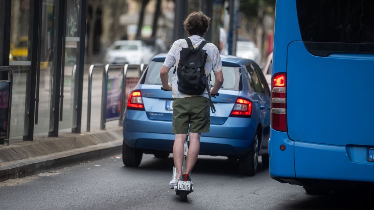 Végre pont kerül az elektromos rollerek okozta közlekedési káosz végére: jön az új KRESZ, és helyreteszi a dolgokat