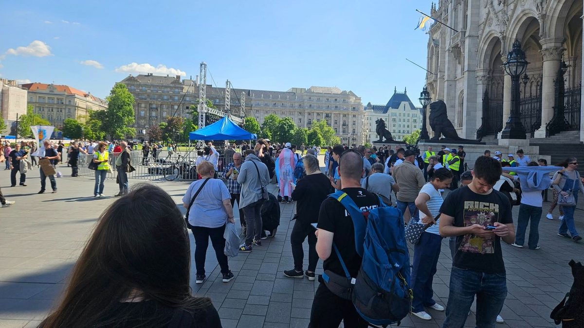 Nehéz volt eldönteni, ki a tüntető, ki a turista Hadházy Ákosék Pride melletti tüntetésének kezdetén