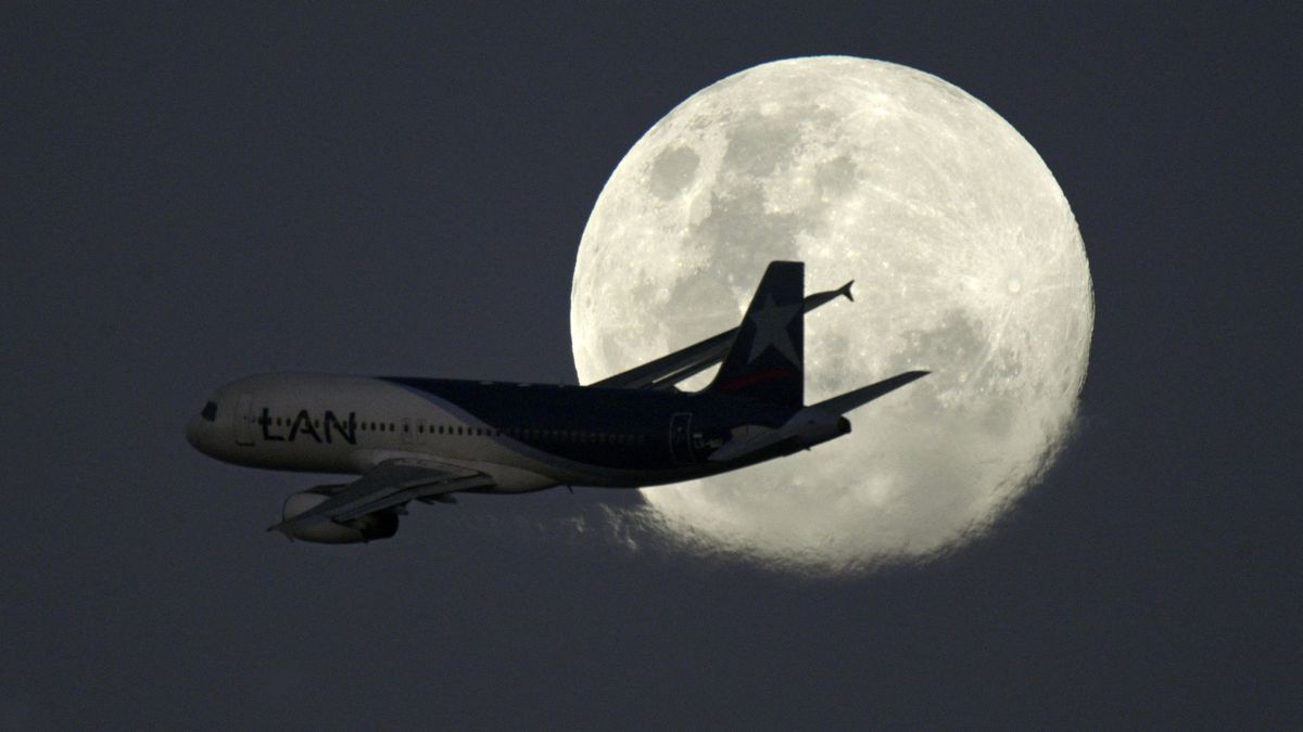 Szexuális zaklatás egy éjszakai járaton – pert indított az áldozat az American Airlines ellen